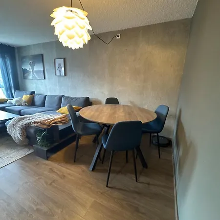 Apartment 2 Bedroom With Free Parking Lot *